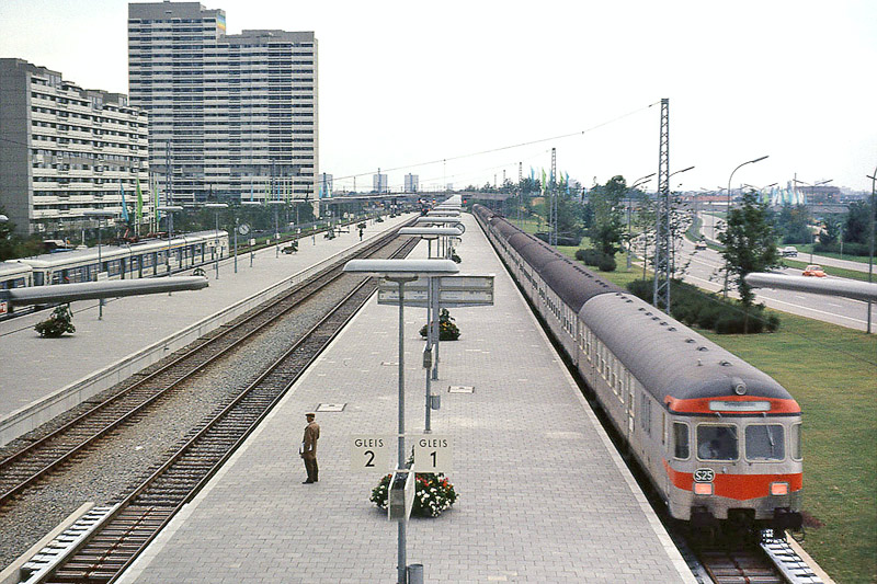 Bild: Ein 420-Vollzug der S11 und ein der S25-Wendezug mit BDnrz740 und 140 im Olympiabahnhof. M&uuml;nchen Olympiabahnhof, 11. September 1972. [Zum schliessen des Fensters einfach hier klicken] &copy; Paul M&uuml;ller