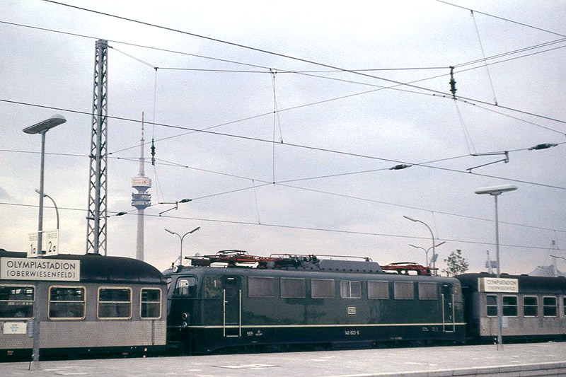 Bild: 140 823-6 war gerade seit dem 30. Juni des Jahres auf den Gleisen, da durfte die Oberhauserin in M&uuml;chen zu Olympia antreten. M&uuml;nchen Olympiabahnhof, 11. September 1972. [Zum schliessen des Fensters einfach hier klicken] &copy; Paul M&uuml;ller