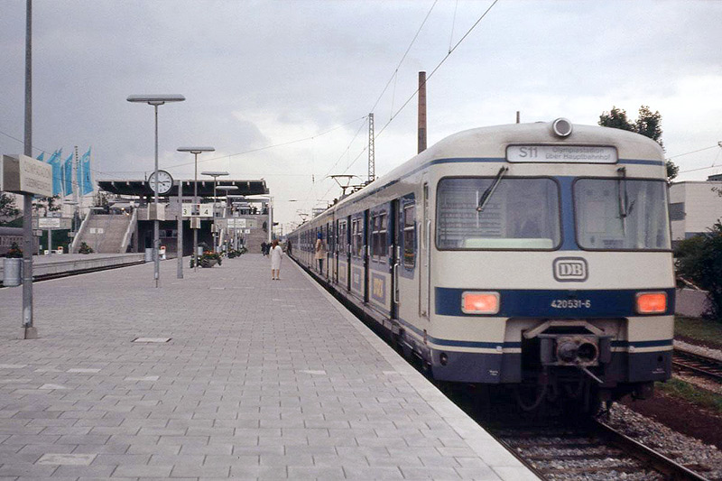 Bild: 420 531 hat als S11 Besucher und Helfer zum Olympiageläde gebracht. Jetzt gibt es eine kurze Verschnaufpause, dann geht es zurück entgegen den Uhrzeigersinn zum Ostbahnhof. München Olympiabahnhof, 11. September 1972. [Zum schliessen des Fensters einfach hier klicken] © Paul Müller