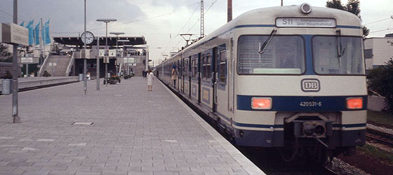 Bild: 420 531 hat als S11 Besucher und Helfer zum Olympiageläde gebracht. Jetzt gibt es eine kurze Verschnaufpause, dann geht es zurück entgegen den Uhrzeigersinn zum Ostbahnhof. © Paul Müller [hier klicken zur Vergrößerung]