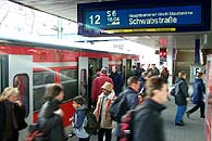 Neue Fahrgastinformationen in Blau. © Markus O. Robold