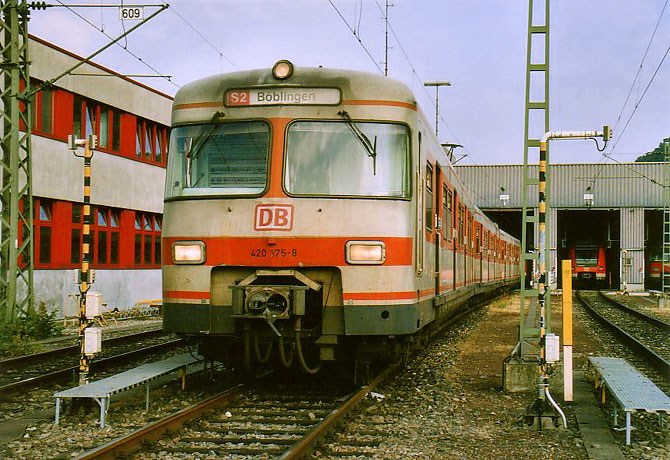 Bild: 420 375-8 vor der Werkshalle des Bh Plochingen © Maunel Gründler