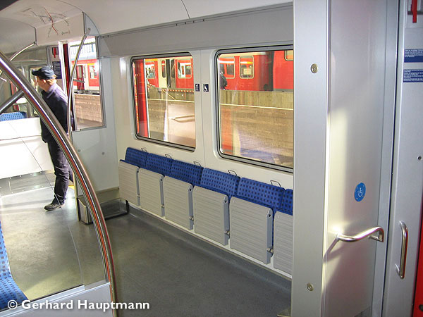 Rechts im Einstiegsraum der Schrank, der die Rollstuhlrampe enth&auml;lt. [Zum schliessen des Fensters einfach hier klicken] &copy;Gerhard Hauptmann