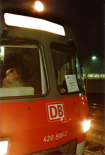 Ein Blick in den Führerstand von 420 566-2 am Abend des 3. Dezember 2004 in MOL. Foto: Dirk Mattner [hier klicken zur Vergrößerung]
