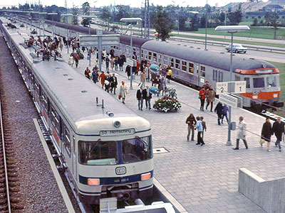 Bild: 420 586 steht an Gleis 2a bereit zum Aufbruch als S5 nach Herrsching. München Olympiabahnhof, 11. September 1972. © Paul Müller [hier klicken zur Vergrößerung]