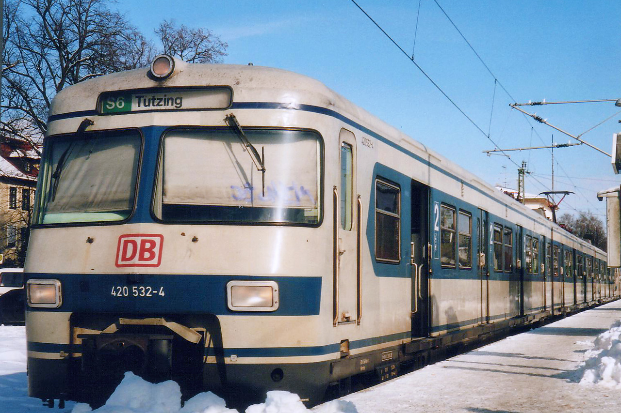 420 532-4 als 'Bahnsteigrutscher' im Schnee