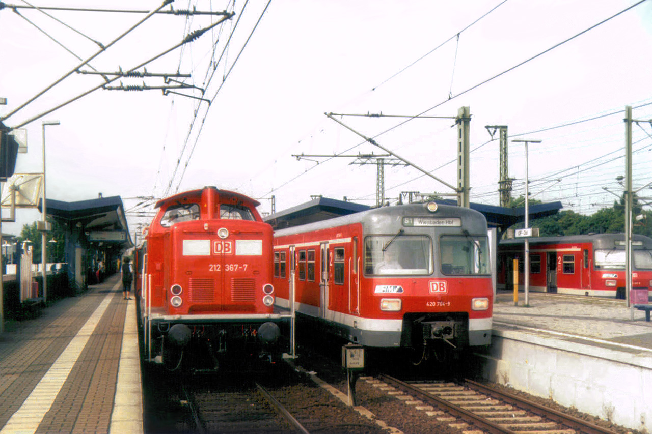 Bild von 212 367-7 und 420 704-9