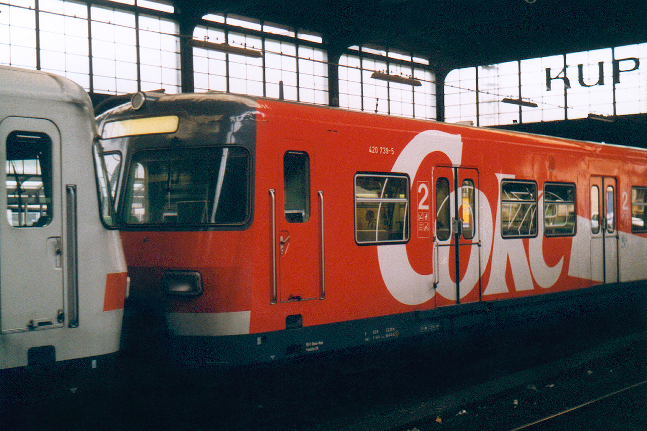420 739-5 in 'Cola-' und 'Verkehrsrot'