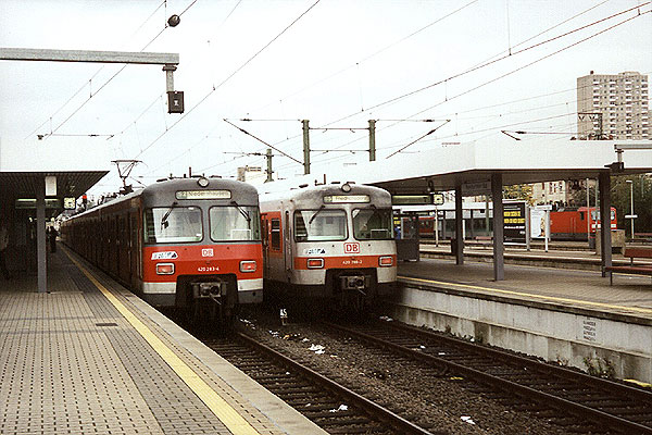 Bild: 420 283-4 links, mit 420 788-2 rechts