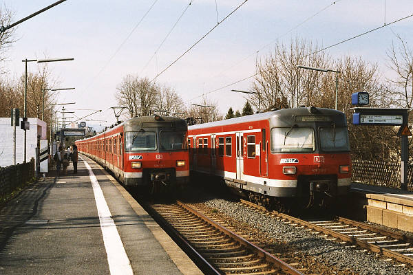 Bild von 420 334-5 (links) neben 420 732-0 (rechts)