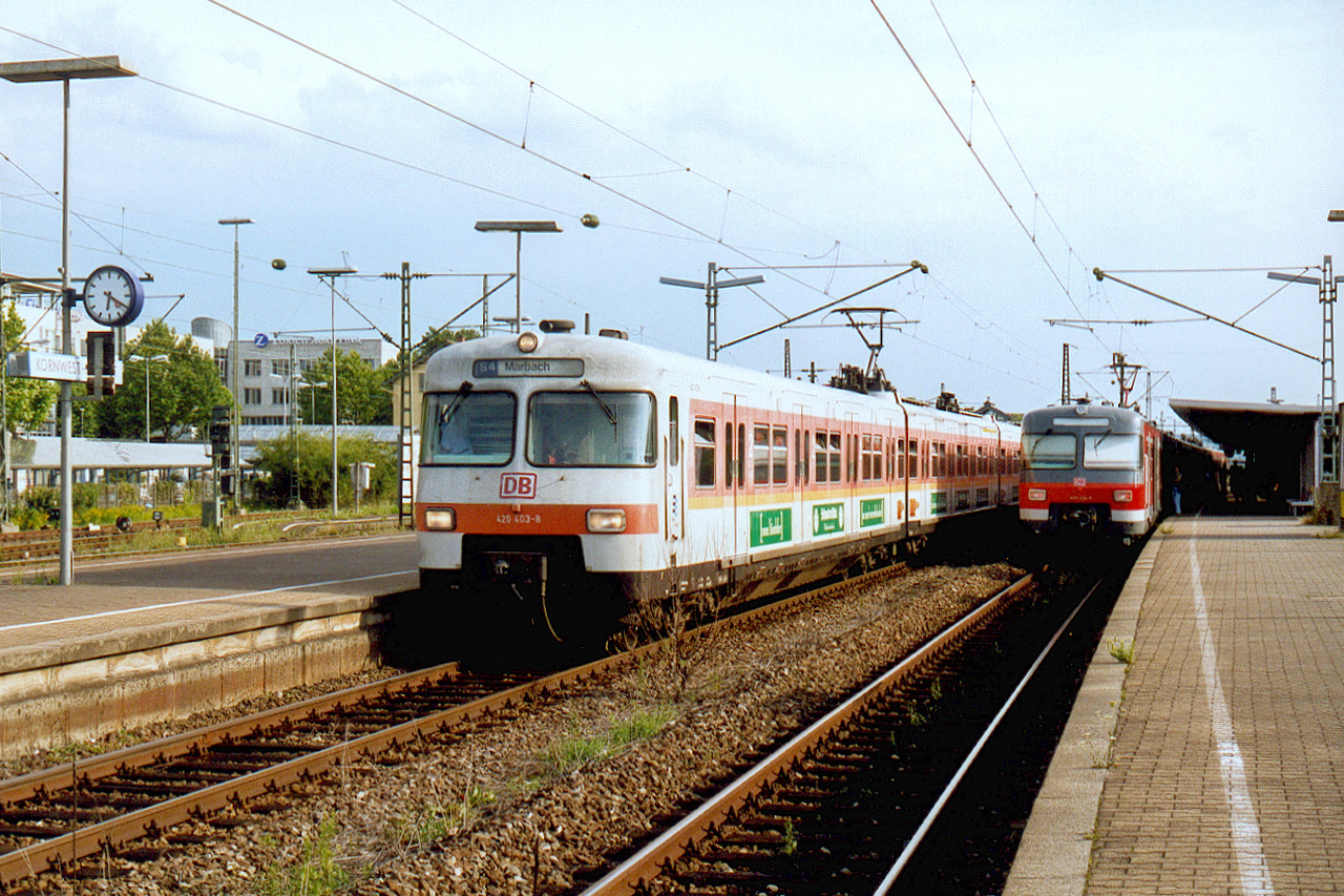 420 403-8 (links) in orange/weiss