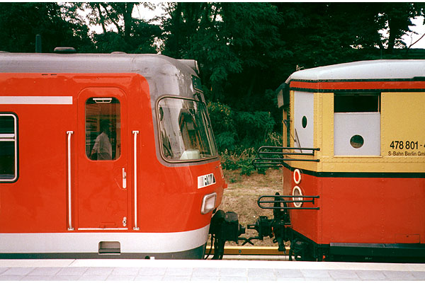 420 718 links, face to face mit einem Stadtbahner